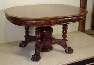 Fantastic Oak Dining Room Table with 8 leaves