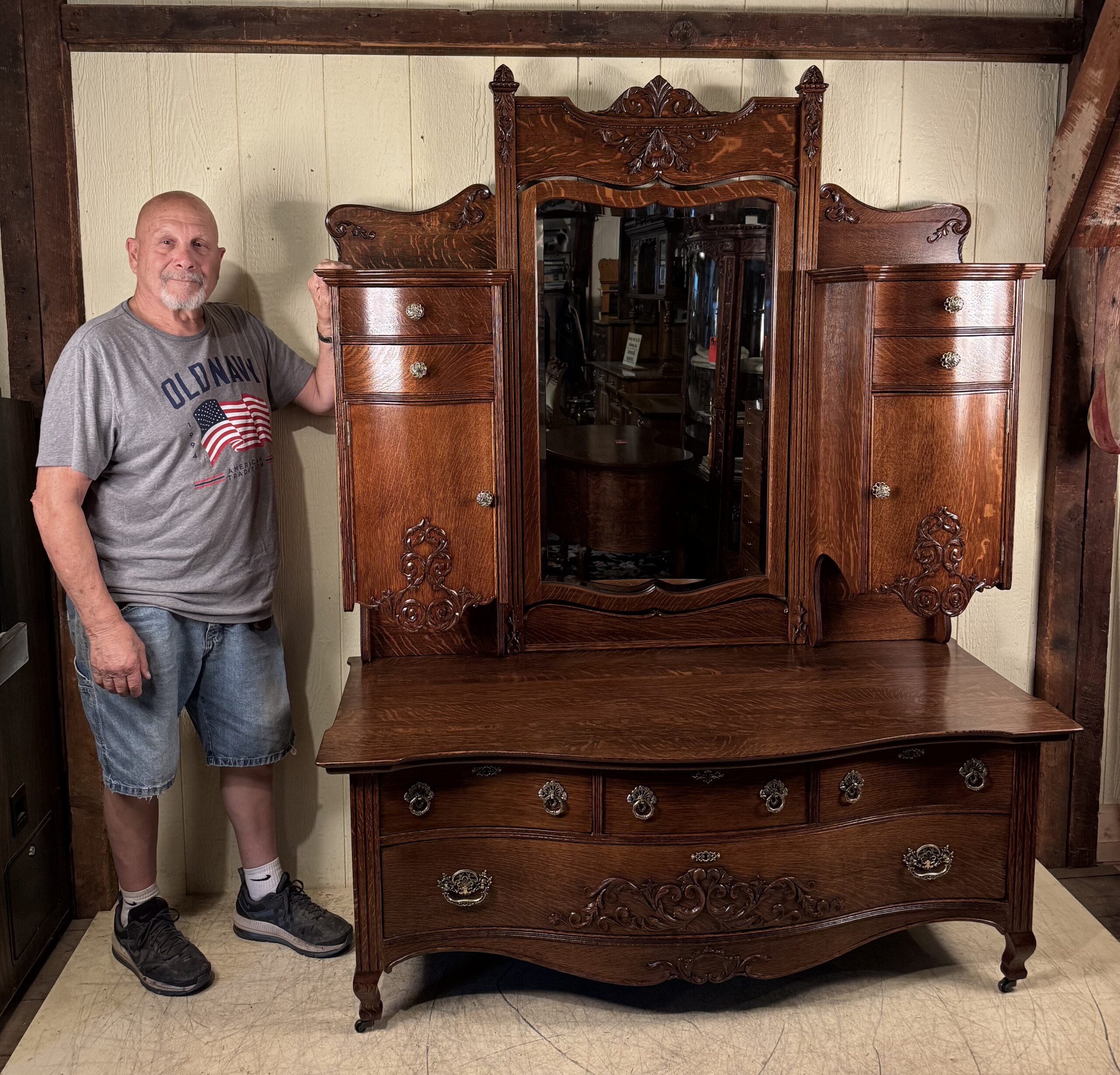 NAVARRO ARGUDO スペイン製　チェスト　キャビネット　アンティーク Powerful Oak Double Hat Box Cheval Dresser - Doug Schmitt Antiques